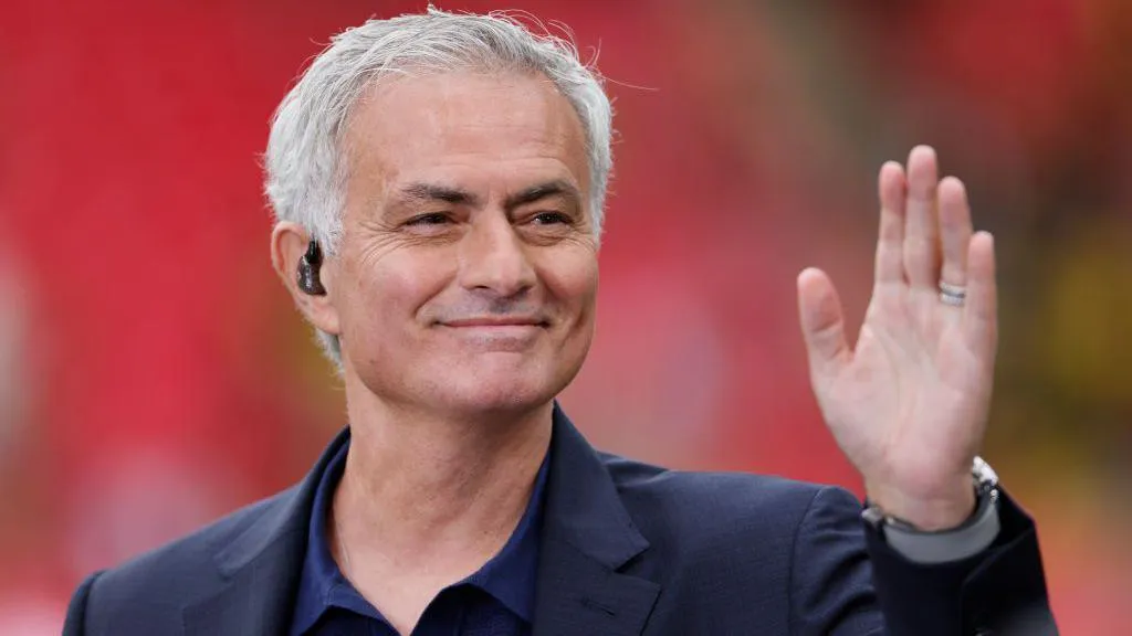 Which person would say no to this Portuguese giant? - Mourinho touches down for negotiations